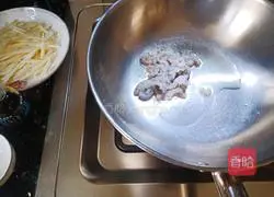 Illustration of how to make delicious wild rice stir-fried shrimps 3