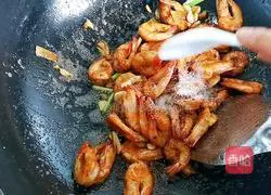 Illustration of braised prawns in oil 10