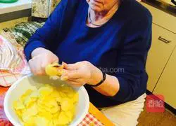 Illustration of how to make German potato salad 3