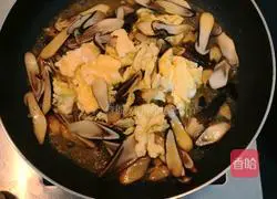Illustration of how to make scrambled eggs with black mushrooms 7