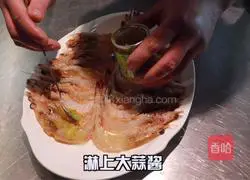 Illustration of how to make shrimps with garlic paste 4
