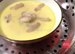 Illustration of how to make steamed eggs with crab legs 5