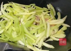 Illustration of how to make fried celery with shrimps 5