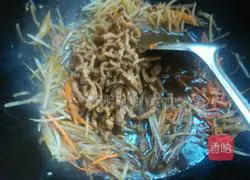 Illustration of how to make fish-flavored shredded pork without chili pepper 9