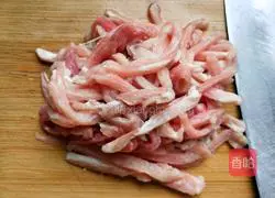 Illustration of how to stir-fry shredded pork with chives and moss 3