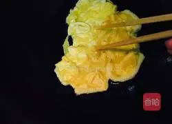 Illustration of how to make assorted fried rice with cured meat 5