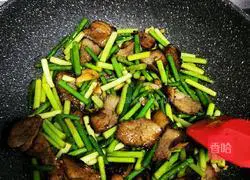 Illustration of how to make fried bacon with garlic sprouts 13