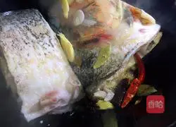 Illustration of making fish head cakes 5