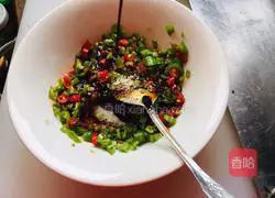 Illustration of how to steam fish head with chopped pepper 7