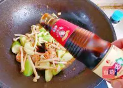 Illustration of how to stir-fry white jade mushrooms with shrimps and loofah 10