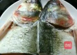Illustration of how to make fish head with chopped pepper 1
