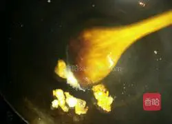 Illustration of how to make stir-fried green beans with twice-cooked pork 3