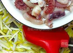 Illustration of how to make garlic-yellow fried squid tentacles 13
