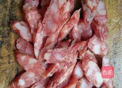 Illustration of how to make fried sausage with garlic moss 2