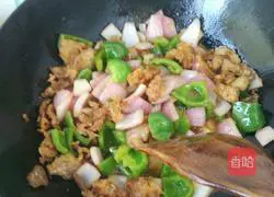 Illustration of authentic Northeastern pot-roasted pork 9