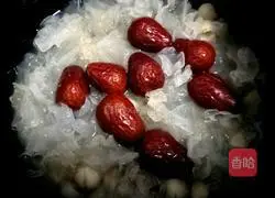 Illustration of how to make red dates, white fungus and lotus seed soup 6