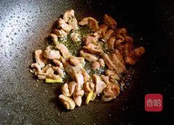 Illustration of how to make vegetarian chicken stir-fry 4