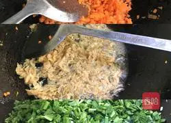 Illustration of how to make rice dumplings in the south (called leek box in the north) 3