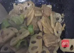 Illustration of how to make twice-cooked pork with lotus root 7