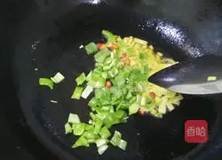 Illustration of how to make fried shrimp skin with green pepper 6