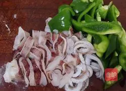 Illustration of how to make fried squid with green pepper 1