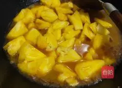 Illustration of how to make pineapple sour pork 4