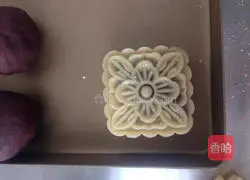 Illustration of how to make Cantonese bean paste and egg yolk mooncakes 13