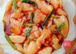 Illustration of the pan version of chicken skewers with colored pepper 4