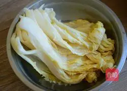 Illustration of how to make pork ribs with sauerkraut 2