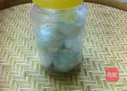 Illustration of how to quickly pickle salted duck eggs 4