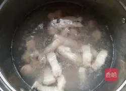 Illustration of how to make cabbage and pork stewed vermicelli 2