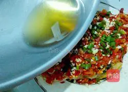 Illustration of how to make fish head with chopped pepper 12