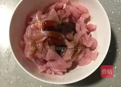 Illustration of how to make fried pork with pepper 1