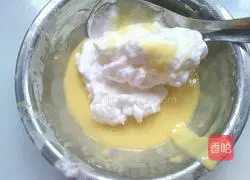 Illustration of how to make a small four-inch cream cake 4