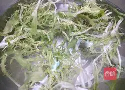 Illustration of how to make salad bitter chrysanthemum 2