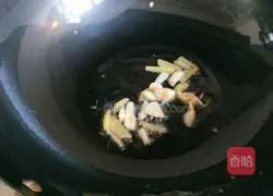 Illustration of how to make scrambled eggs with fungus, spinach and eggs on the fifteenth day of the first lunar month 8