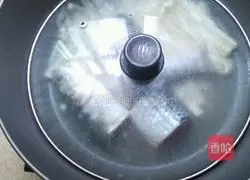 Illustration of how to make boiled fish with enoki mushrooms 11