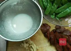Illustration of how to make fried snow peas with preserved meat 4