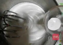 Illustration of how to make strawberry light cream cake roll 8