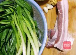 Sichuan style twice-cooked pork with garlic sprouts Practice illustration 1