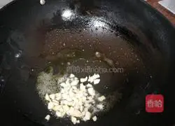 How to stir-fry meat with celery Illustration 6