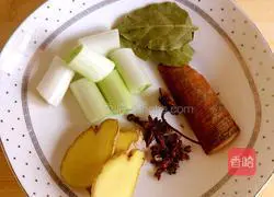 Illustration of how to make white meat rolls with garlic paste 2