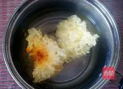 Illustration of how to make apple, tremella and lotus seed soup 2