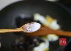 Illustration of how to make scrambled eggs with fungus 7