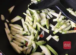 Illustration of how to make Italian zucchini and mussel pasta 3