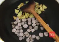 Illustration of how to make fried pasta with potatoes and sausage 5