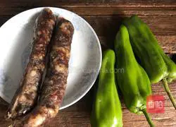 Illustration of how to make sausage stuffed with green pepper 1