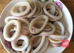 Illustration of how to make fried squid rings 1