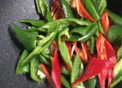 Illustration of how to make fried meat with pepper and fungus 2