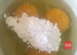 Illustration of how to make golden steamed rolls 1